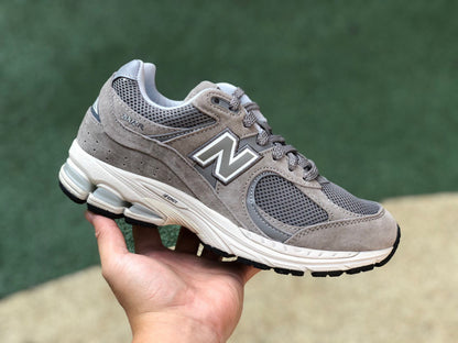 NEW BALANCE 2002R