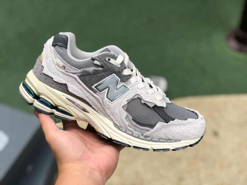 NEW BALANCE 2002R