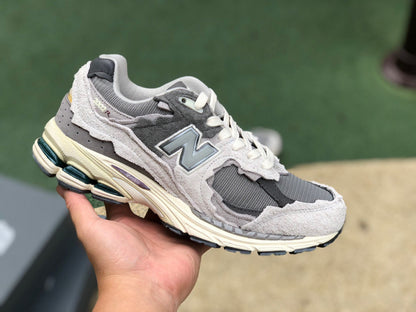 NEW BALANCE 2002R