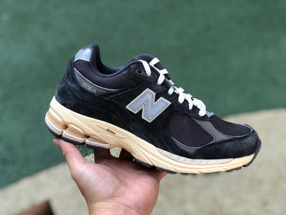 NEW BALANCE 2002R
