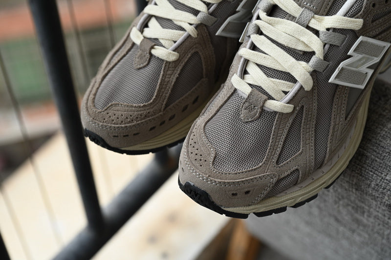 NEW BALANCE 1906R