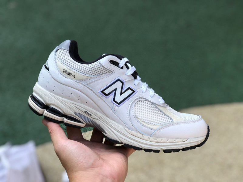 NEW BALANCE 2002R