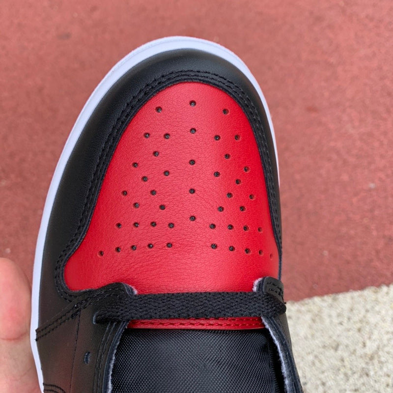 NIKE AIR JORDAN 1