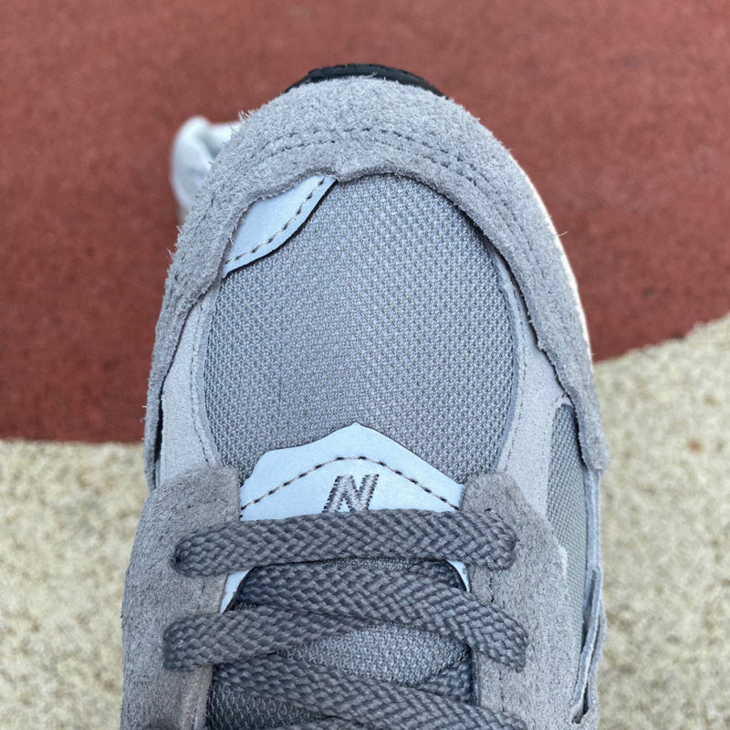 NEW BALANCE 2002R