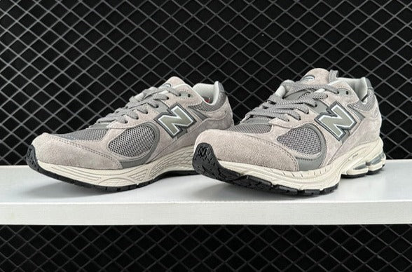 NEW BALANCE 2002R