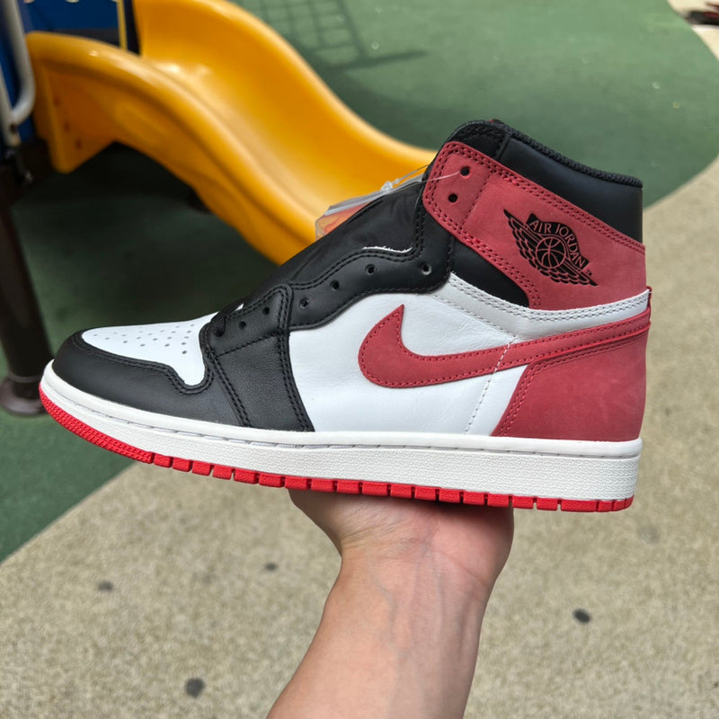 NIKE AIR JORDAN 1