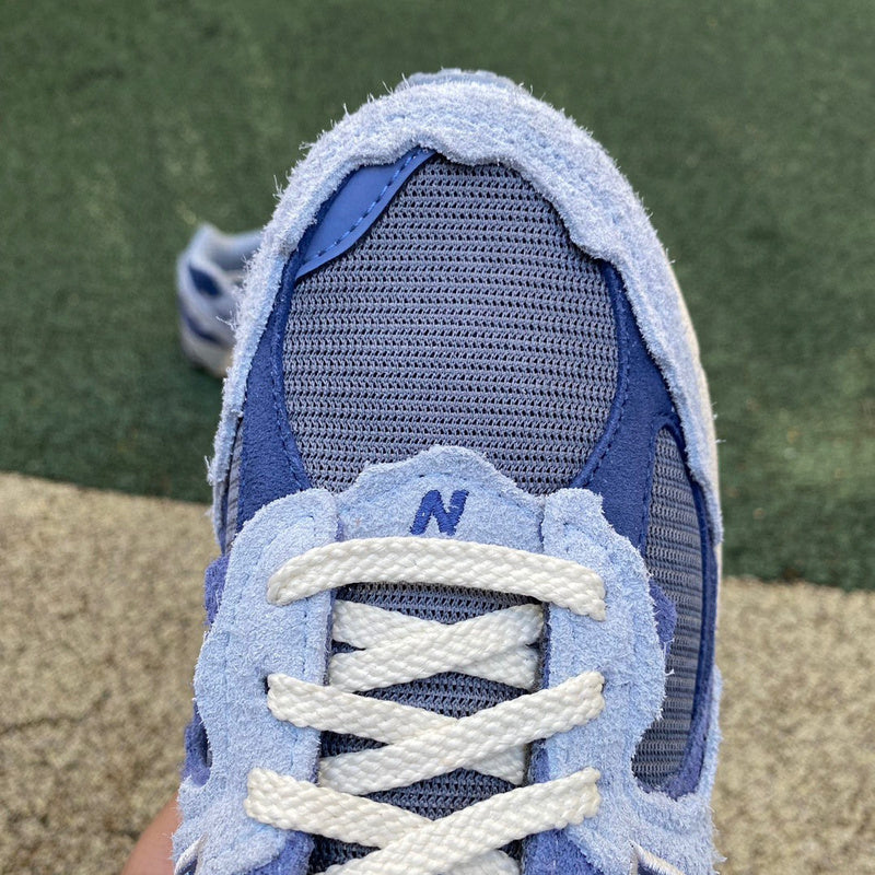 NEW BALANCE 2002R
