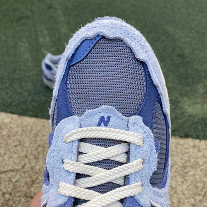 NEW BALANCE 2002R