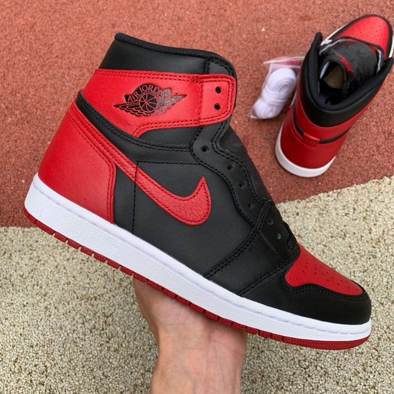 NIKE AIR JORDAN 1