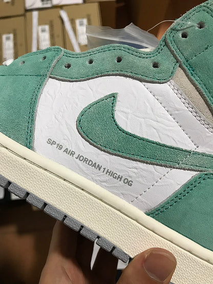 NIKE AIR JORDAN 1